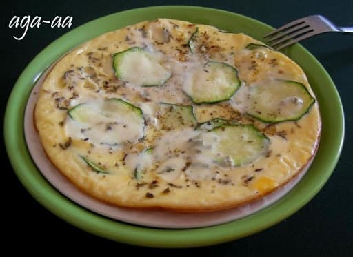 Frittata z cukinią i serem pleśniowym