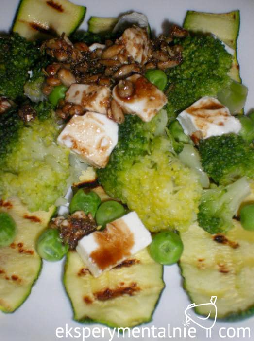 grillowana cukinia z fetą i brokułami