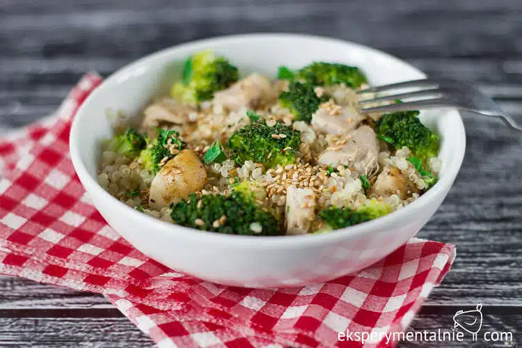 quinoa z brokułami i kurczakiem