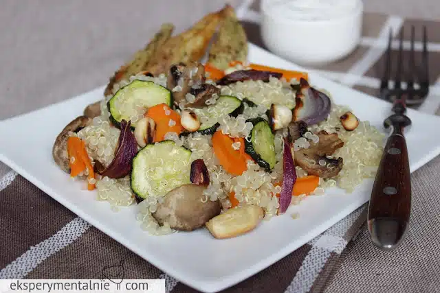 quinoa z pieczonymi warzywami i migdałami