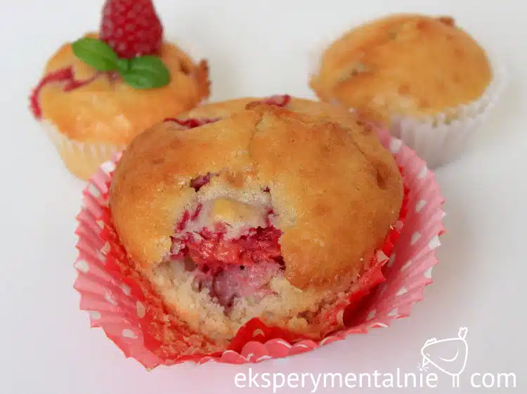 muffinki z malinami i białą czekoladą muffinki z malinami i białą czekoladą