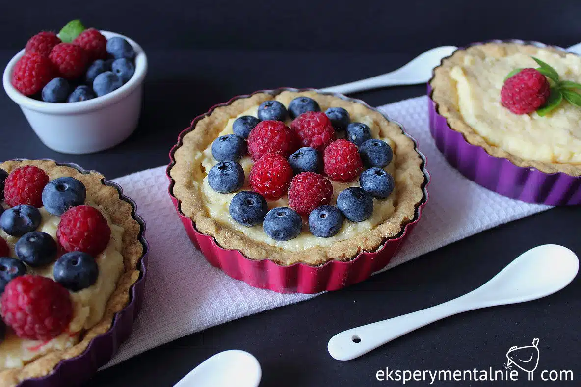 tarta z budyniem z malinami i borówkami tarta z budyniem z malinami i borówkami