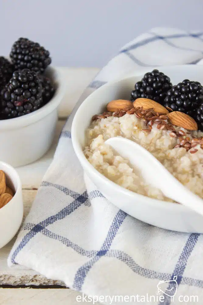 porridge with blackberries and almonds