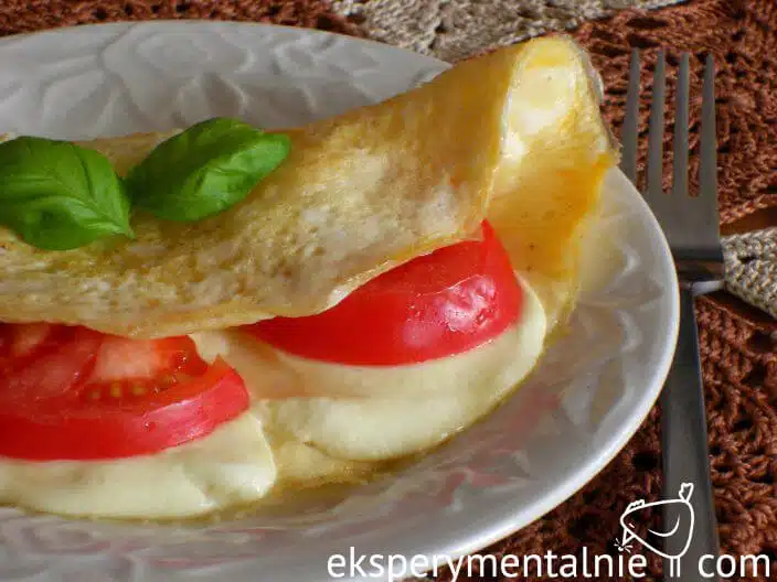 omlet z serem i pomidorami