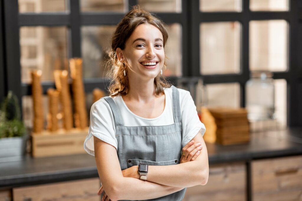 uśmiechnięta dziewczyna w gastronomii