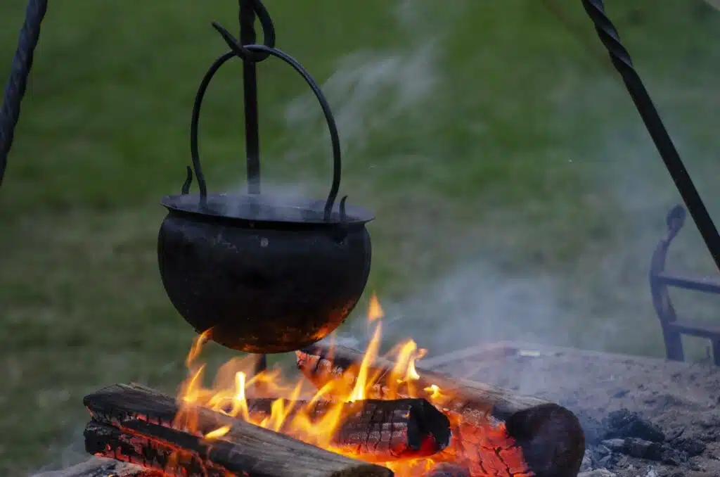 Gulasz, tradycyjne danie pasterzy, przygotowywany był na ognisku w żeliwnym kociołku