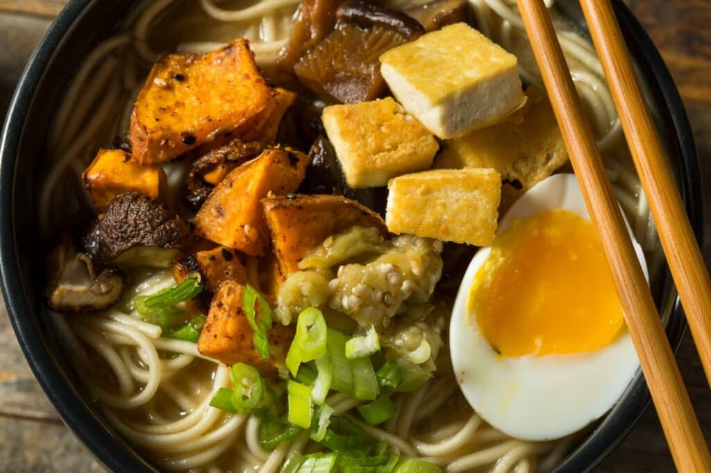 Ramen wegetariański z tofu