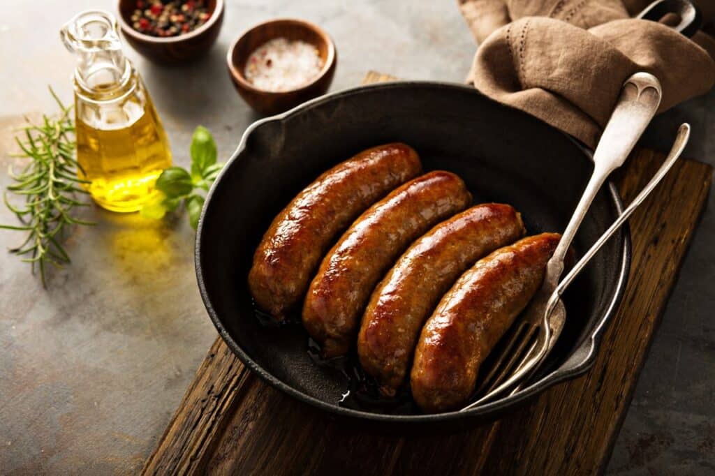 Kiełbasa nadziewana serem z sosem chimichurri