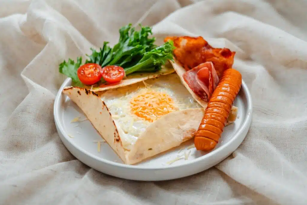 Tortilla z szynką, jajkami i warzywami
