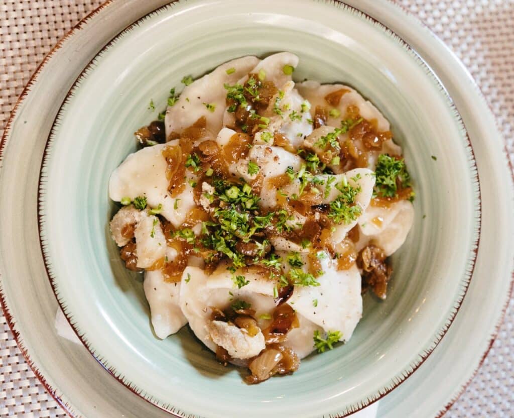 Wegańskie wersje tradycyjnych polskich dań – od pierogów po bigos