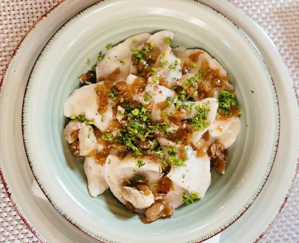 Wegańskie wersje tradycyjnych polskich dań – od pierogów po bigos