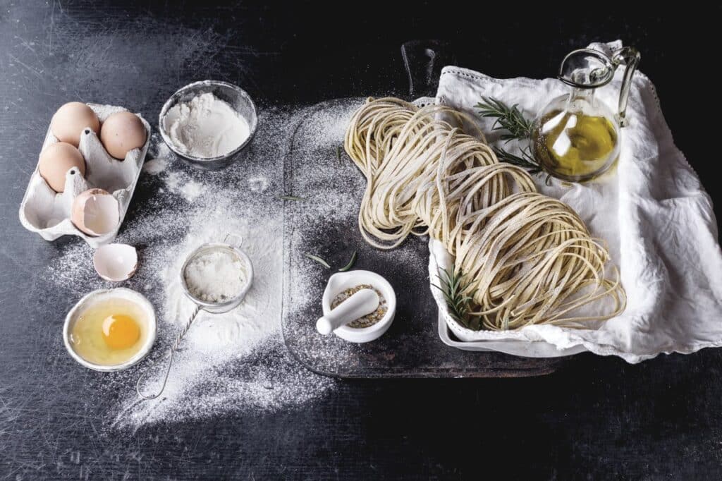 Domowe Makarony i Kluski: Przepisy na Świeże Gnocchi, Tagliatelle i Ramen