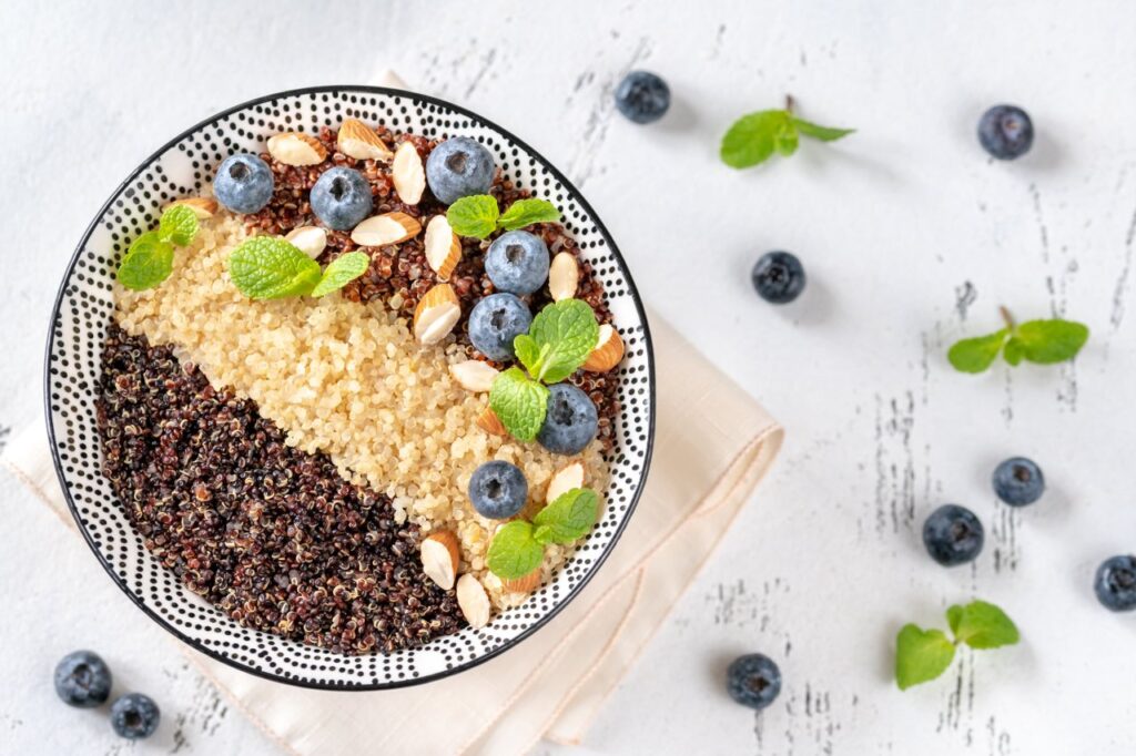 Zdrowe i szybkie śniadania na start dnia – przepisy na owsianki, jaglanki i smoothie bowls