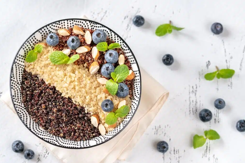 Zdrowe i szybkie śniadania na start dnia – przepisy na owsianki, jaglanki i smoothie bowls
