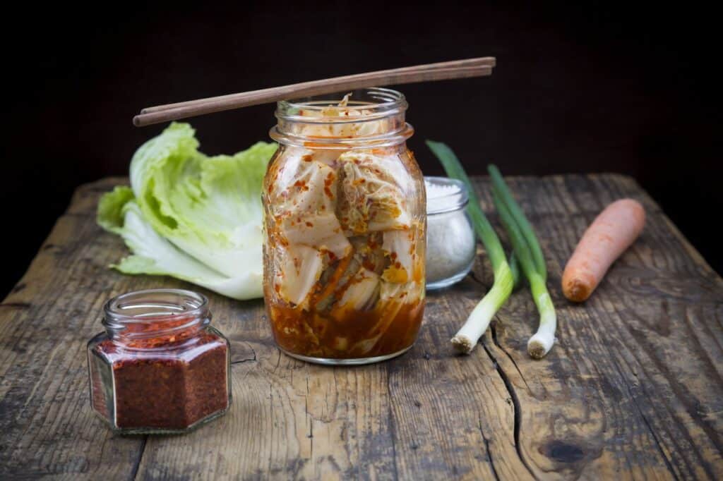 Domowe fermenty: jak zrobić kimchi, kapustę kiszona i ogórki małosolne