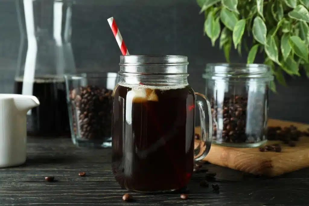 Cold brew w domu: kawa parzona na zimno, proporcje i filtrowanie bez specjalnego sprzętu